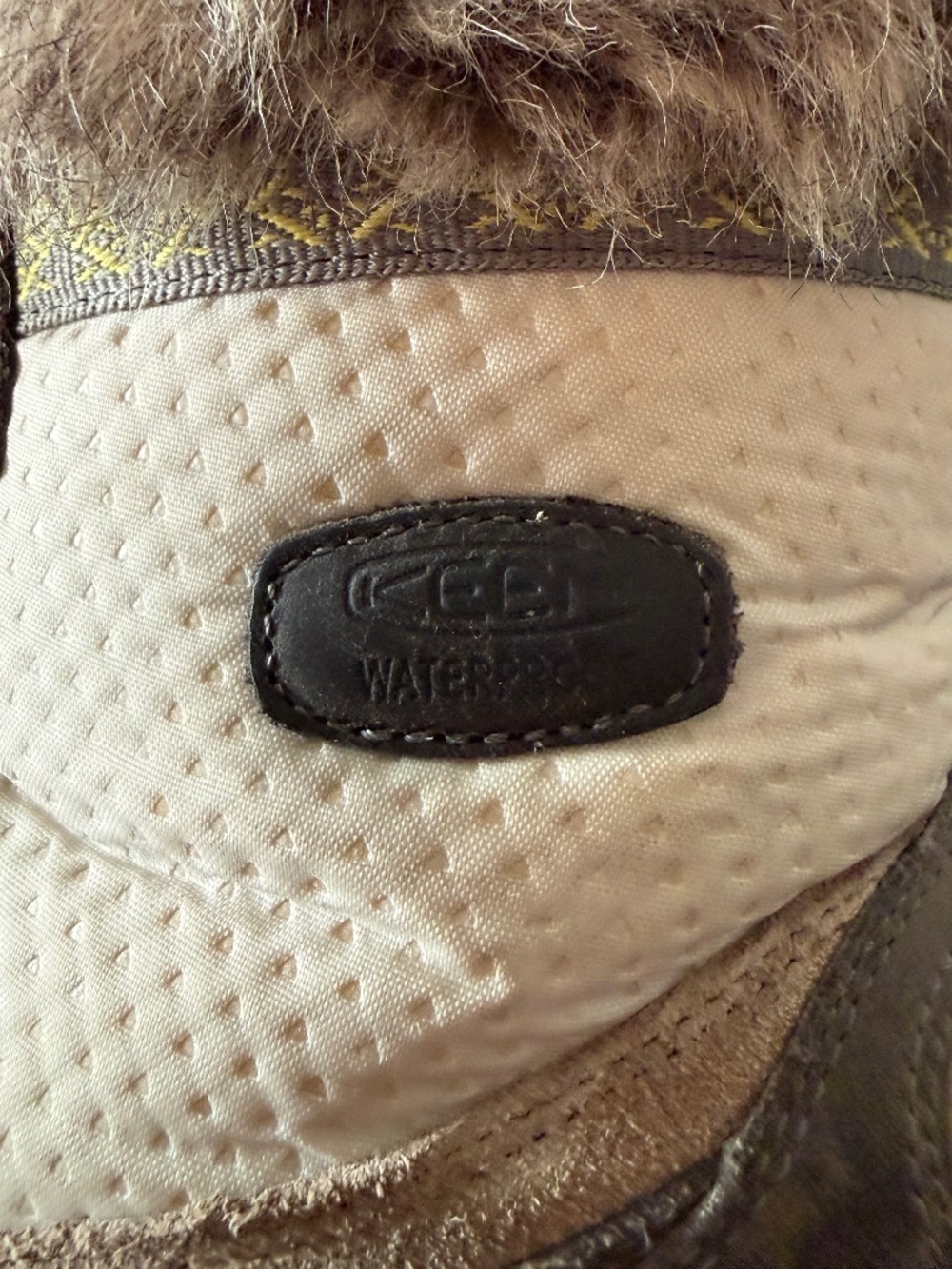 Keen insulated leather waterproof winter boots with faux fur trim, size 8.5 - Picture 4 of 7